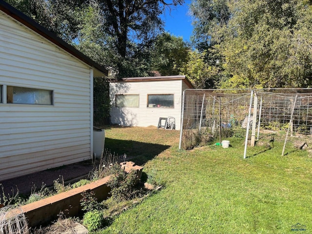 view of yard featuring an outdoor structure