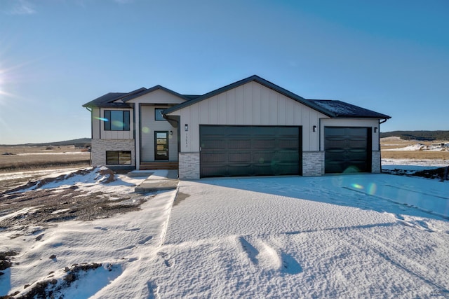 view of front facade featuring a garage