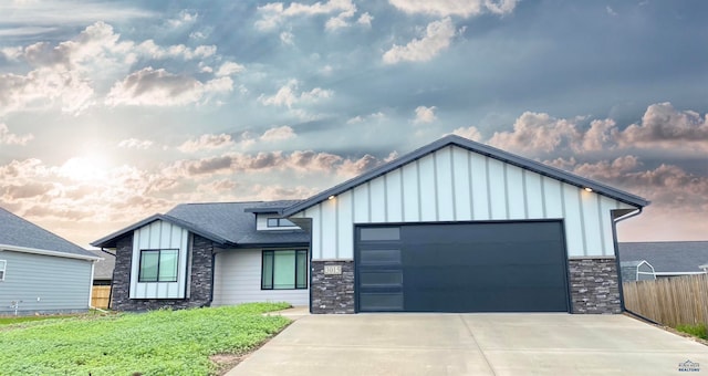 view of front facade featuring a garage