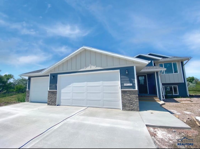 view of front facade with a garage