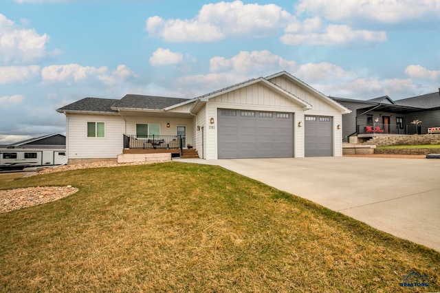 view of front of house featuring a front lawn and a garage