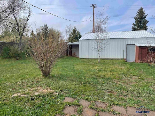 view of yard featuring an outdoor structure