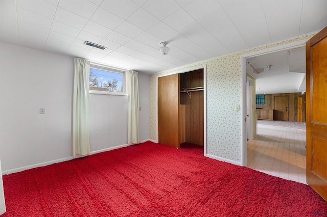 unfurnished bedroom with carpet flooring and a closet