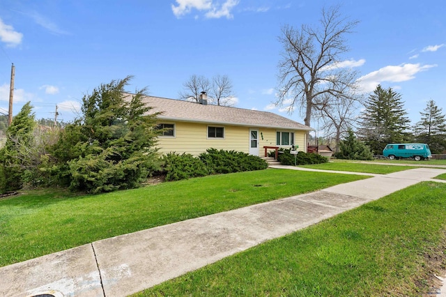 ranch-style home featuring a front lawn