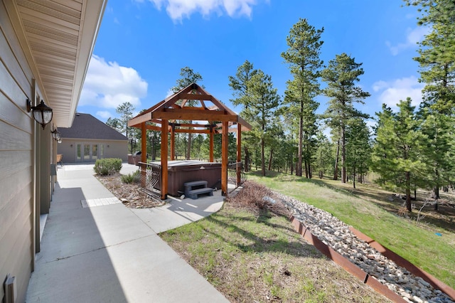 view of yard featuring a hot tub