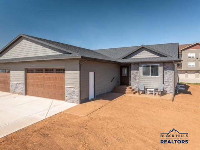 ranch-style home featuring a garage