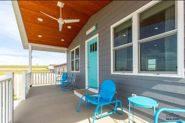 view of patio with ceiling fan and covered porch