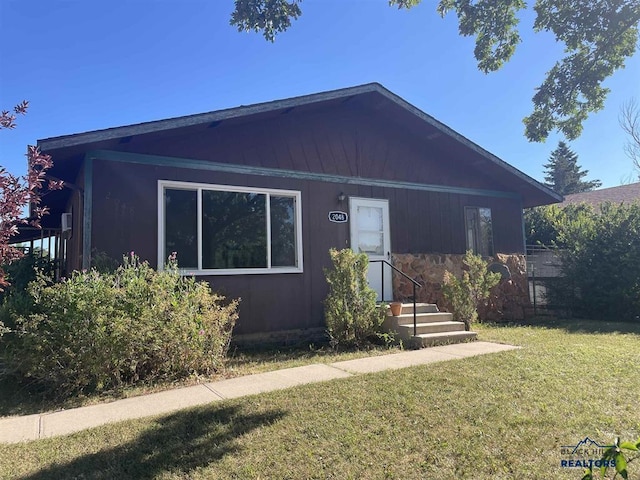 view of front of house featuring a front lawn