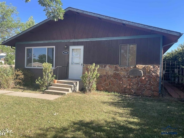 view of front of house featuring a front yard