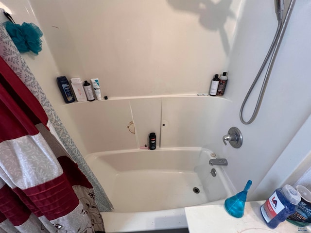 bathroom featuring shower / tub combo