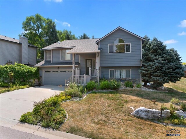 view of front facade featuring a garage and a front lawn