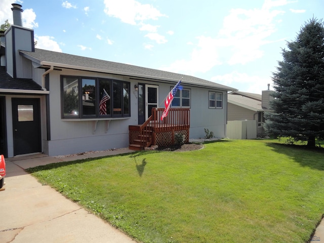 view of front of house featuring a front lawn