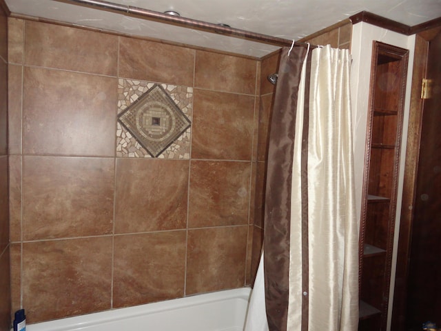 bathroom with shower / tub combo with curtain