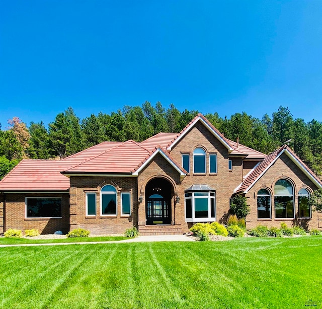 view of front of home with a front lawn