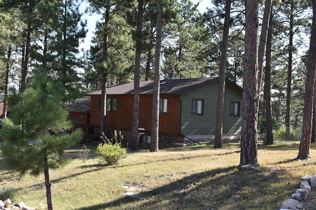 view of side of property featuring a lawn