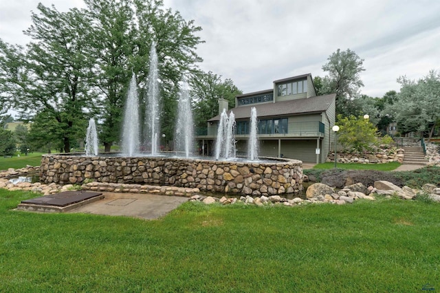 view of property's community featuring a yard