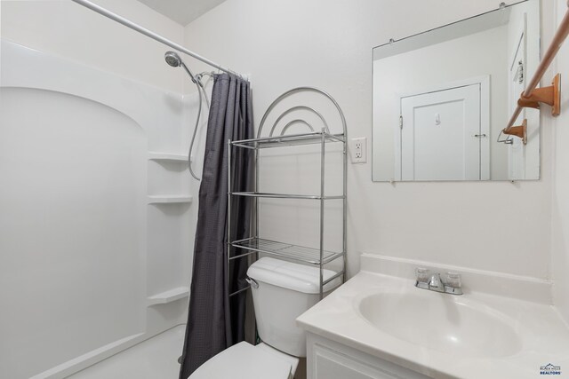 full bathroom featuring vanity, toilet, and shower / bath combo