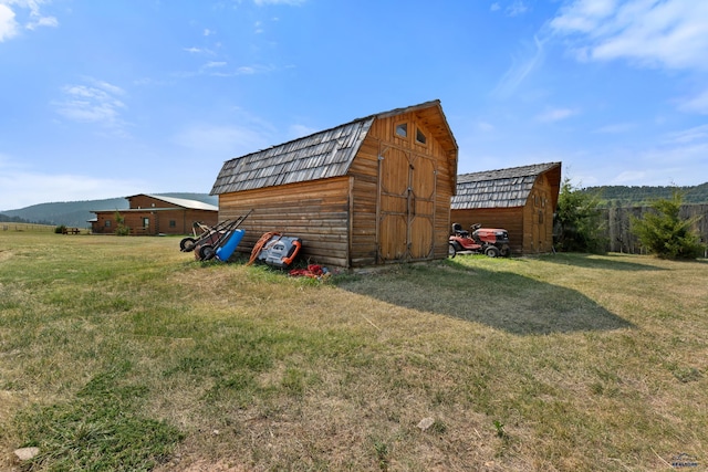 view of outdoor structure with a yard