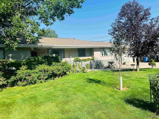 view of front of property featuring a front yard