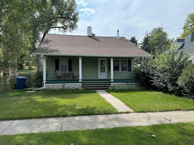 view of front facade featuring a front yard and covered porch