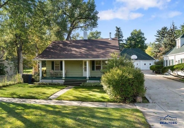 914 Kingsbury St, Belle Fourche, SD 57717 - view of front facade with a garage, fence, a porch, and a front lawn