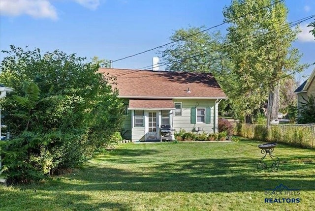 914 Kingsbury St, Belle Fourche, SD 57717 - back of property with fence and a yard
