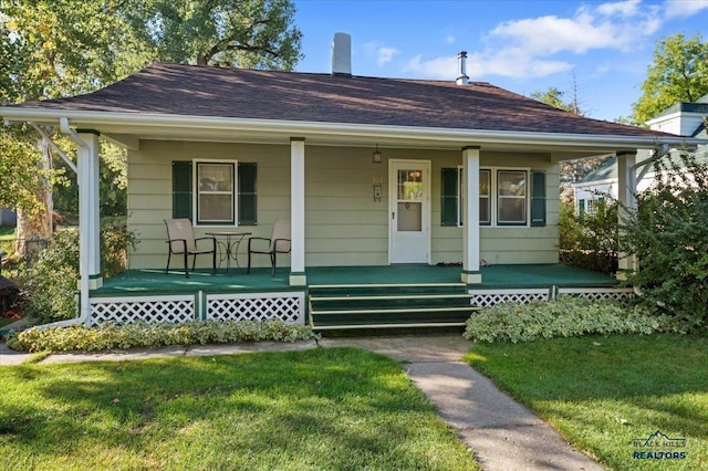 914 Kingsbury St, Belle Fourche, SD 57717 - bungalow-style house with roof with shingles, covered porch, and a front yard