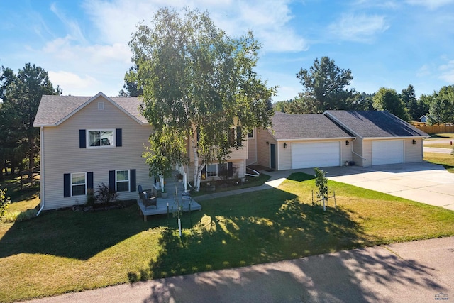 view of front facade featuring a garage and a front yard