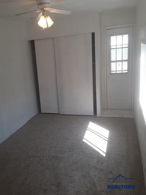 unfurnished room featuring carpet flooring and ceiling fan