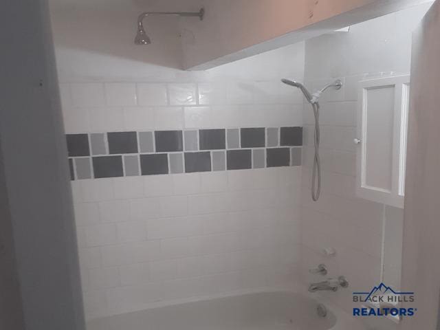 bathroom with tiled shower / bath