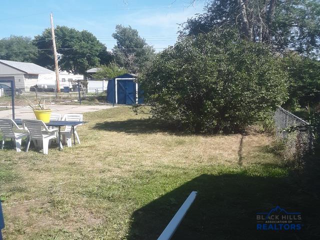 view of yard with a storage shed