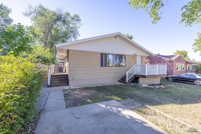 view of front of property with a front lawn