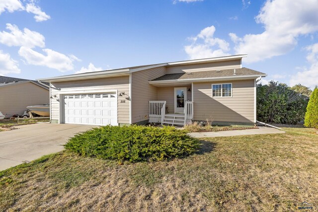 view of front of property featuring a front yard and a garage