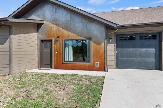 view of front of property featuring a garage