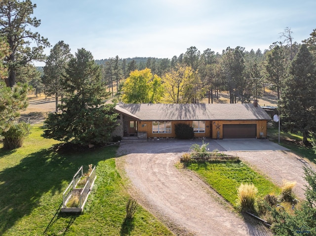 view of front of property featuring a front yard and a garage