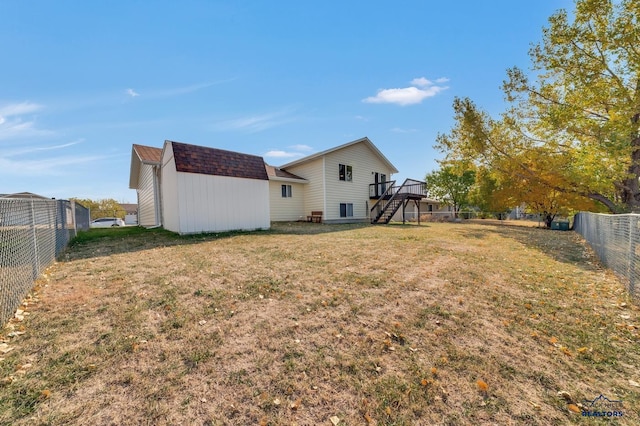 view of yard featuring a storage shed