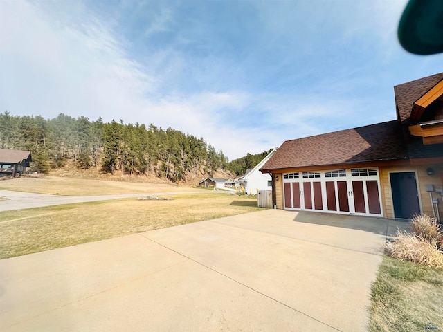 view of yard featuring a detached garage