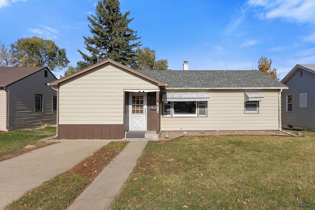 view of front of house with a front lawn