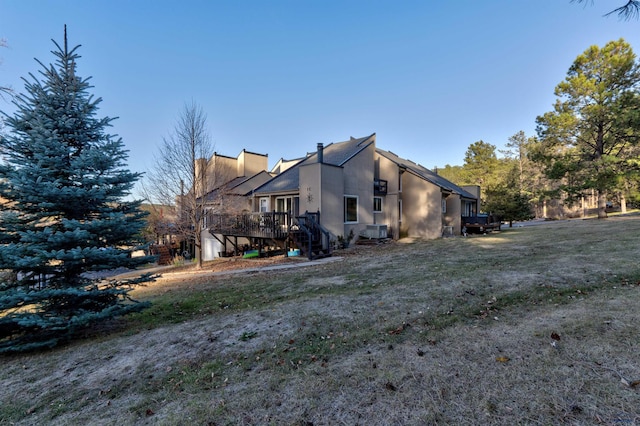 view of side of property featuring a lawn