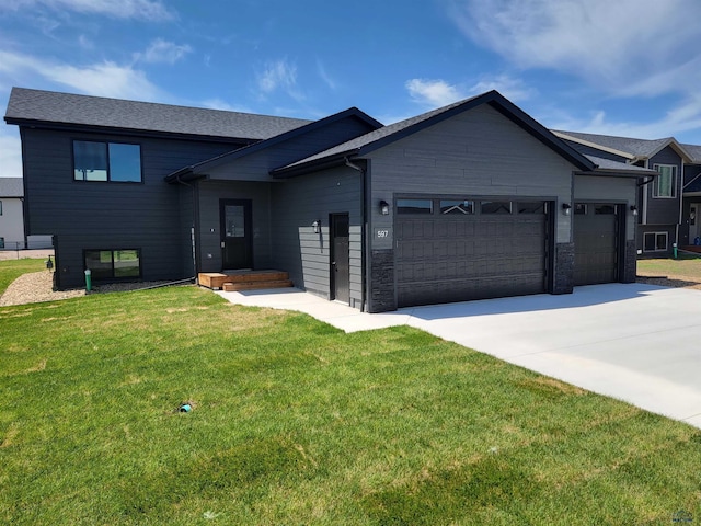 view of front facade featuring a front yard and a garage