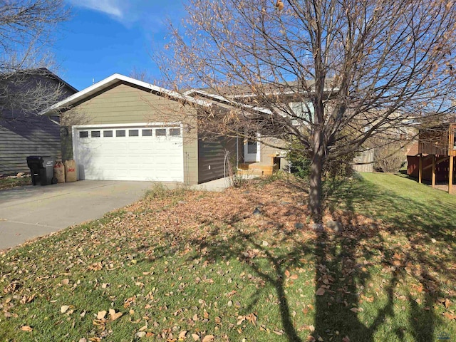 view of front facade with a garage and a front yard