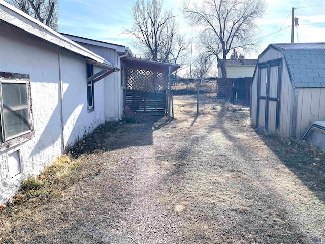 view of yard with a shed