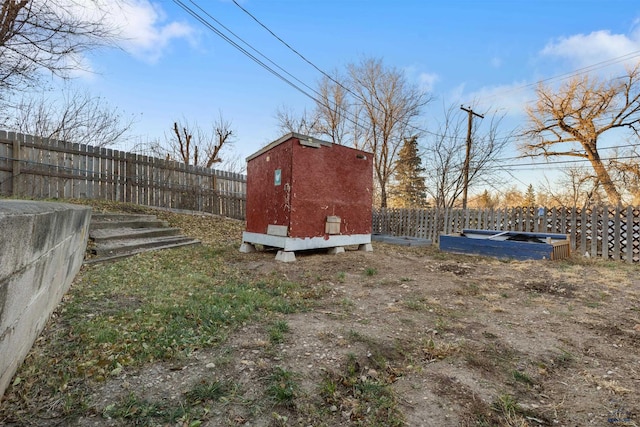 view of yard featuring a shed