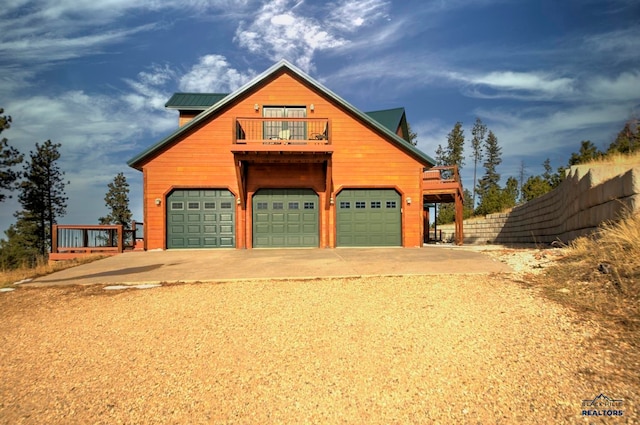 view of front of property featuring a balcony