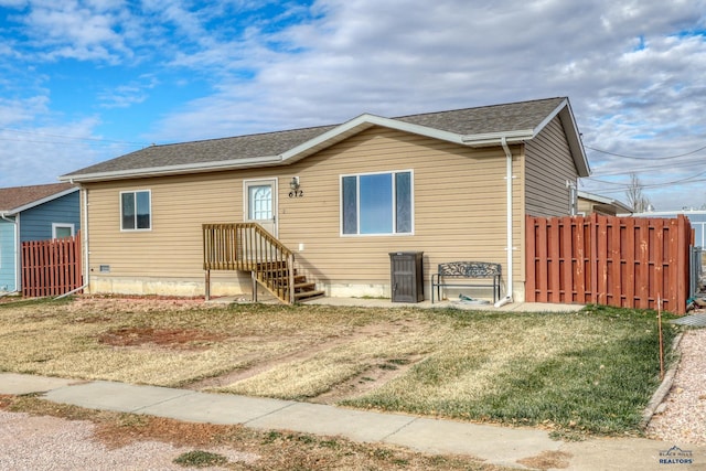 manufactured / mobile home featuring a front lawn