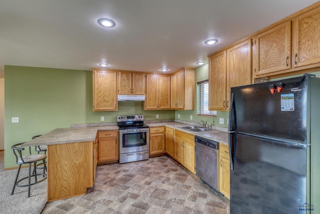 kitchen with a kitchen breakfast bar, sink, kitchen peninsula, and stainless steel appliances