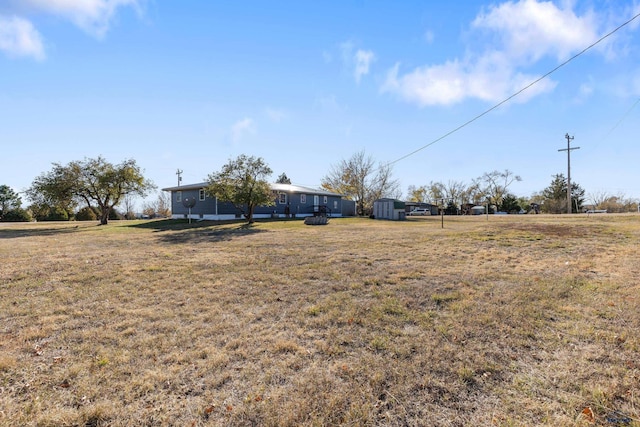 view of yard with a storage shed