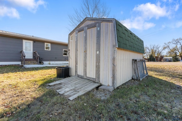 view of outdoor structure featuring a yard