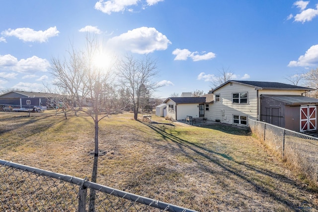 view of yard with an outbuilding