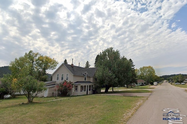 view of front of home featuring a front yard